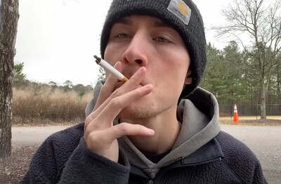 Лечение зависимости от табакокурения в Красноярске Мужчина с сигаретой делает затяжку