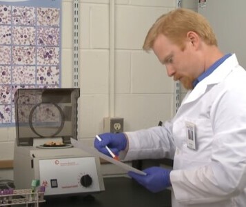 Клиника лечения наркозависимости в Красноярске Врач в кабинете клиники